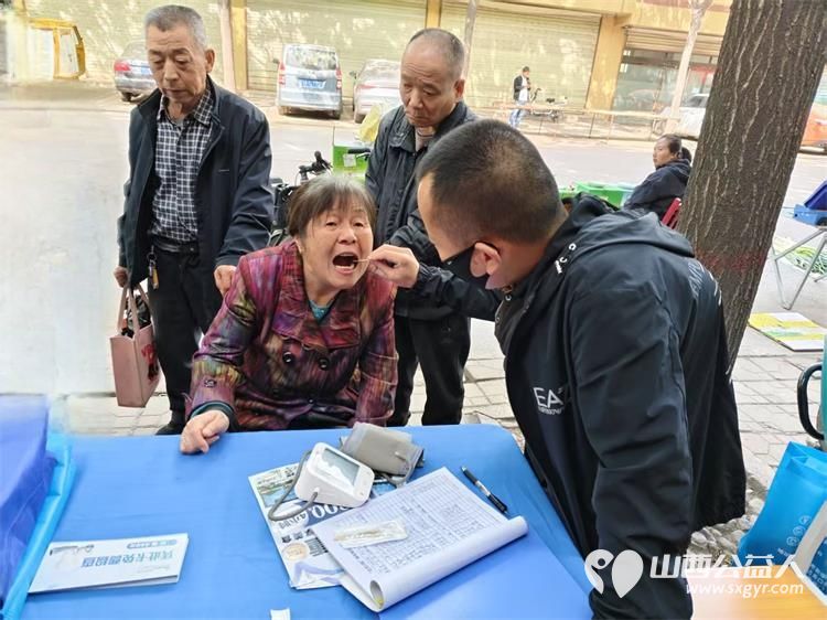 志愿服务进社区介休市敬老协会5月9日走进北坛街道花园街社区为老人们爱心理发爱心义诊 - 第18张 - 山西公益人 志愿服务进社区介休市敬老协会5月9日走进北坛街道花园街社区为老人们爱心理发爱心义诊 - 第18张