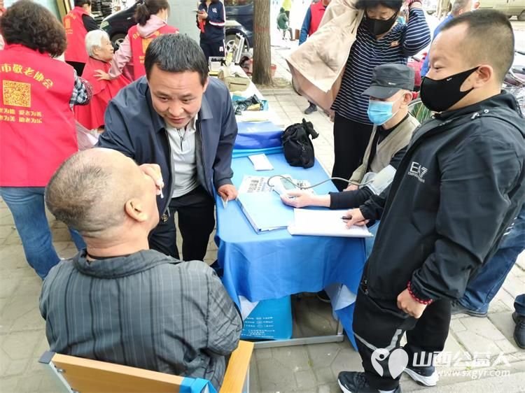 志愿服务进社区介休市敬老协会5月9日走进北坛街道花园街社区为老人们爱心理发爱心义诊 - 第20张 - 山西公益人 志愿服务进社区介休市敬老协会5月9日走进北坛街道花园街社区为老人们爱心理发爱心义诊 - 第20张