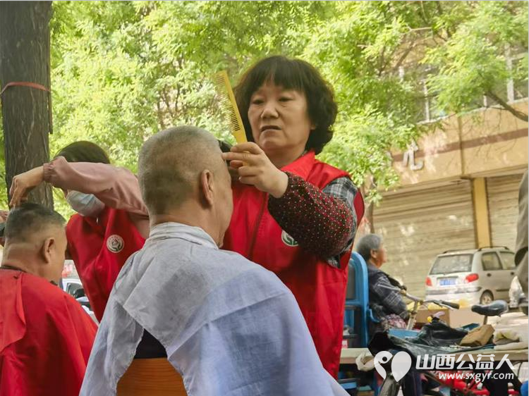 志愿服务进社区介休市敬老协会5月9日走进北坛街道花园街社区为老人们爱心理发爱心义诊 - 第35张 - 山西公益人 志愿服务进社区介休市敬老协会5月9日走进北坛街道花园街社区为老人们爱心理发爱心义诊 - 第35张