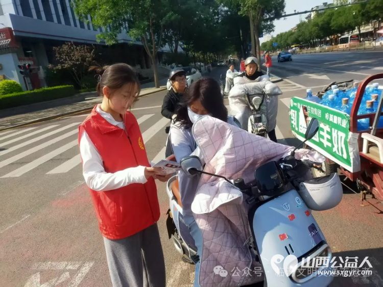 筑牢安全防线一盔一带守护万家平安 临汾市文明交通志愿者协会开展安全守护行动将文明出行理念播撒到城市每个角落 - 第11张 - 山西公益人 筑牢安全防线一盔一带守护万家平安 临汾市文明交通志愿者协会开展安全守护行动将文明出行理念播撒到城市每个角落 - 第11张