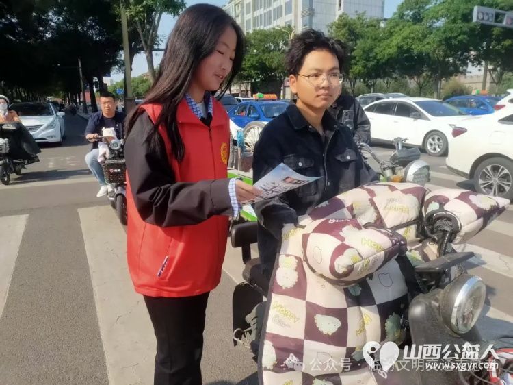 筑牢安全防线一盔一带守护万家平安 临汾市文明交通志愿者协会开展安全守护行动将文明出行理念播撒到城市每个角落 - 第3张 - 山西公益人 筑牢安全防线一盔一带守护万家平安 临汾市文明交通志愿者协会开展安全守护行动将文明出行理念播撒到城市每个角落 - 第3张