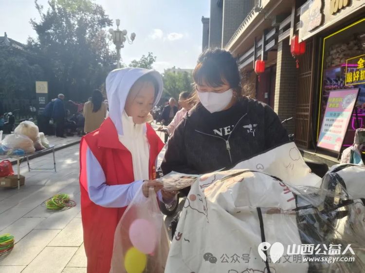 筑牢安全防线一盔一带守护万家平安 临汾市文明交通志愿者协会开展安全守护行动将文明出行理念播撒到城市每个角落 - 第12张 - 山西公益人 筑牢安全防线一盔一带守护万家平安 临汾市文明交通志愿者协会开展安全守护行动将文明出行理念播撒到城市每个角落 - 第12张