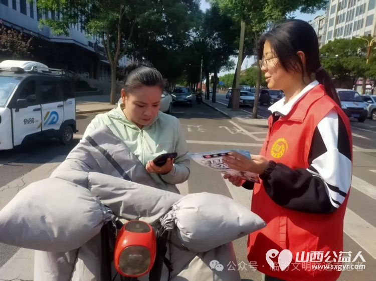 筑牢安全防线一盔一带守护万家平安 临汾市文明交通志愿者协会开展安全守护行动将文明出行理念播撒到城市每个角落 - 第4张 - 山西公益人 筑牢安全防线一盔一带守护万家平安 临汾市文明交通志愿者协会开展安全守护行动将文明出行理念播撒到城市每个角落 - 第4张