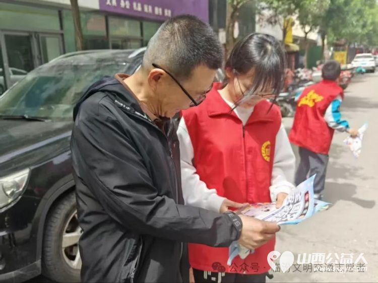 筑牢安全防线一盔一带守护万家平安 临汾市文明交通志愿者协会开展安全守护行动将文明出行理念播撒到城市每个角落 - 第5张 - 山西公益人 筑牢安全防线一盔一带守护万家平安 临汾市文明交通志愿者协会开展安全守护行动将文明出行理念播撒到城市每个角落 - 第5张