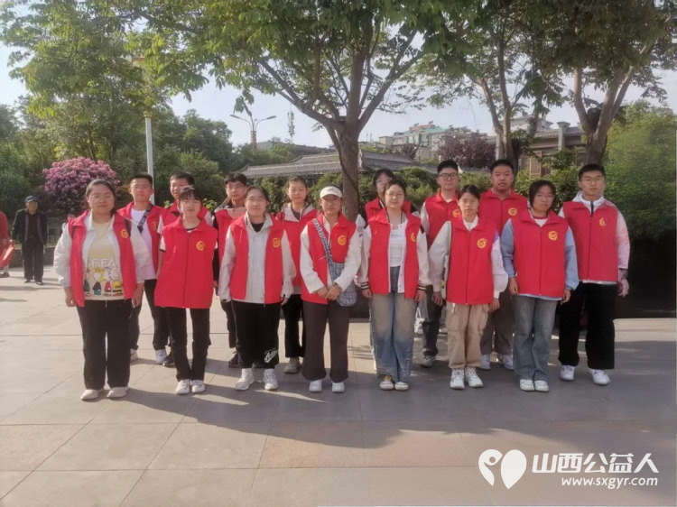 筑牢安全防线一盔一带守护万家平安 临汾市文明交通志愿者协会开展安全守护行动将文明出行理念播撒到城市每个角落 - 第2张 - 山西公益人 筑牢安全防线一盔一带守护万家平安 临汾市文明交通志愿者协会开展安全守护行动将文明出行理念播撒到城市每个角落 - 第2张