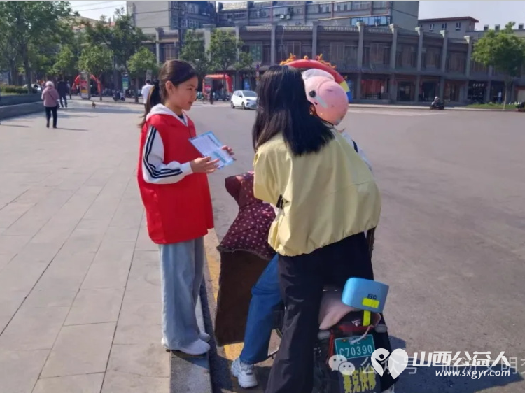 筑牢安全防线一盔一带守护万家平安 临汾市文明交通志愿者协会开展安全守护行动将文明出行理念播撒到城市每个角落 - 第9张 - 山西公益人 筑牢安全防线一盔一带守护万家平安 临汾市文明交通志愿者协会开展安全守护行动将文明出行理念播撒到城市每个角落 - 第9张