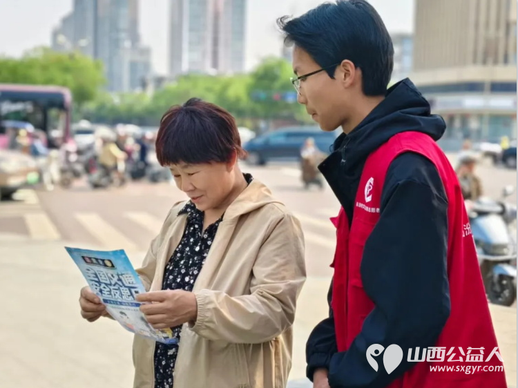 筑牢安全防线一盔一带守护万家平安 临汾市文明交通志愿者协会开展安全守护行动将文明出行理念播撒到城市每个角落 - 第6张 - 山西公益人 筑牢安全防线一盔一带守护万家平安 临汾市文明交通志愿者协会开展安全守护行动将文明出行理念播撒到城市每个角落 - 第6张