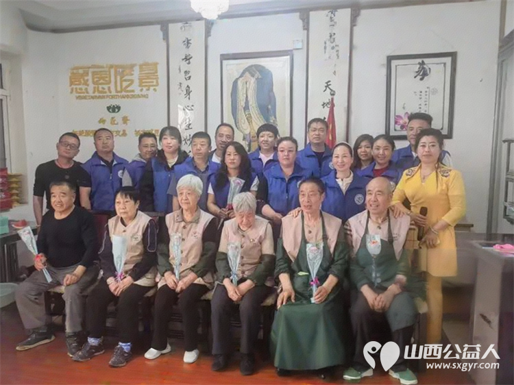 亲爱的妈妈节日快乐!长治市小雨点公益志愿者协会思源分会的志愿者来到隆福饭店免费素食餐厅分会看望整日辛苦劳作的义工阿姨叔叔们为他们送上节日的祝福 - 第2张 - 山西公益人 亲爱的妈妈节日快乐!长治市小雨点公益志愿者协会思源分会的志愿者来到隆福饭店免费素食餐厅分会看望整日辛苦劳作的义工阿姨叔叔们为他们送上节日的祝福 - 第2张