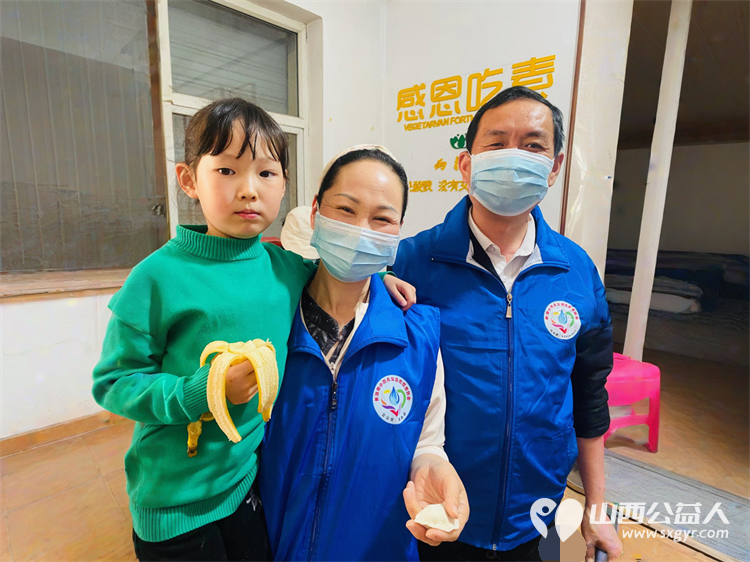 亲爱的妈妈节日快乐!长治市小雨点公益志愿者协会思源分会的志愿者来到隆福饭店免费素食餐厅分会看望整日辛苦劳作的义工阿姨叔叔们为他们送上节日的祝福 - 第47张 - 山西公益人 亲爱的妈妈节日快乐!长治市小雨点公益志愿者协会思源分会的志愿者来到隆福饭店免费素食餐厅分会看望整日辛苦劳作的义工阿姨叔叔们为他们送上节日的祝福 - 第47张