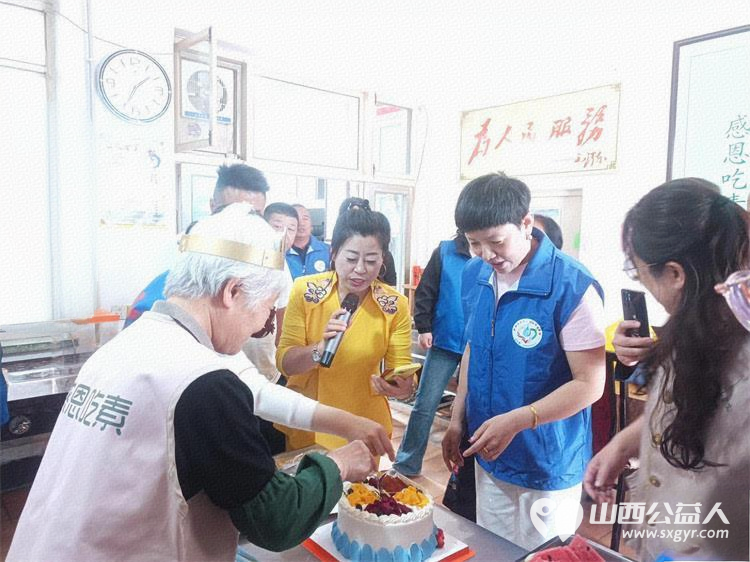 亲爱的妈妈节日快乐!长治市小雨点公益志愿者协会思源分会的志愿者来到隆福饭店免费素食餐厅分会看望整日辛苦劳作的义工阿姨叔叔们为他们送上节日的祝福 - 第38张 - 山西公益人 亲爱的妈妈节日快乐!长治市小雨点公益志愿者协会思源分会的志愿者来到隆福饭店免费素食餐厅分会看望整日辛苦劳作的义工阿姨叔叔们为他们送上节日的祝福 - 第38张