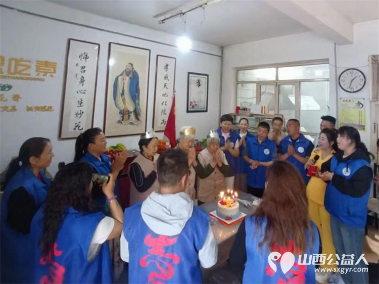 亲爱的妈妈节日快乐!长治市小雨点公益志愿者协会思源分会的志愿者来到隆福饭店免费素食餐厅分会看望整日辛苦劳作的义工阿姨叔叔们为他们送上节日的祝福 - 第56张 - 山西公益人 亲爱的妈妈节日快乐!长治市小雨点公益志愿者协会思源分会的志愿者来到隆福饭店免费素食餐厅分会看望整日辛苦劳作的义工阿姨叔叔们为他们送上节日的祝福 - 第56张