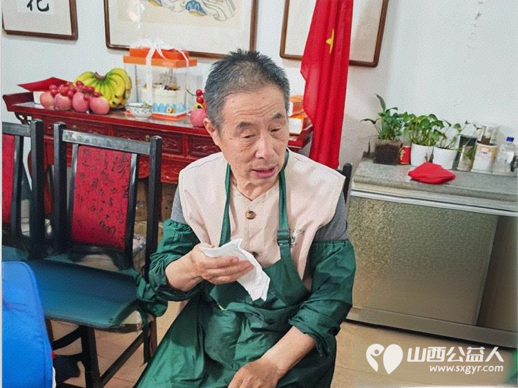 亲爱的妈妈节日快乐!长治市小雨点公益志愿者协会思源分会的志愿者来到隆福饭店免费素食餐厅分会看望整日辛苦劳作的义工阿姨叔叔们为他们送上节日的祝福 - 第50张 - 山西公益人 亲爱的妈妈节日快乐!长治市小雨点公益志愿者协会思源分会的志愿者来到隆福饭店免费素食餐厅分会看望整日辛苦劳作的义工阿姨叔叔们为他们送上节日的祝福 - 第50张