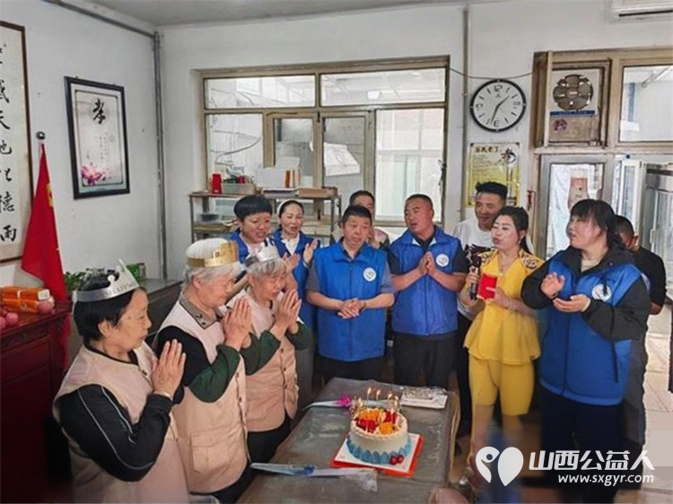 亲爱的妈妈节日快乐!长治市小雨点公益志愿者协会思源分会的志愿者来到隆福饭店免费素食餐厅分会看望整日辛苦劳作的义工阿姨叔叔们为他们送上节日的祝福 - 第36张 - 山西公益人 亲爱的妈妈节日快乐!长治市小雨点公益志愿者协会思源分会的志愿者来到隆福饭店免费素食餐厅分会看望整日辛苦劳作的义工阿姨叔叔们为他们送上节日的祝福 - 第36张