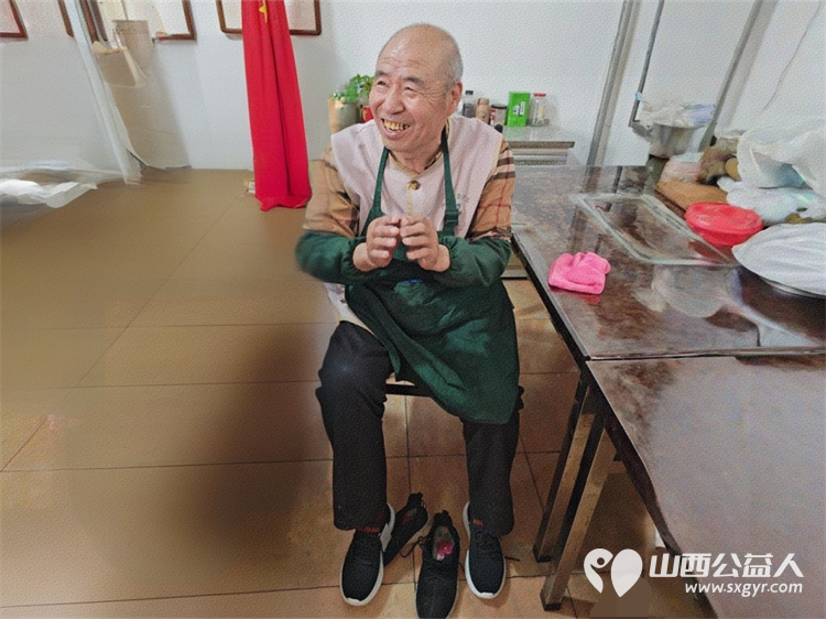 亲爱的妈妈节日快乐!长治市小雨点公益志愿者协会思源分会的志愿者来到隆福饭店免费素食餐厅分会看望整日辛苦劳作的义工阿姨叔叔们为他们送上节日的祝福 - 第51张 - 山西公益人 亲爱的妈妈节日快乐!长治市小雨点公益志愿者协会思源分会的志愿者来到隆福饭店免费素食餐厅分会看望整日辛苦劳作的义工阿姨叔叔们为他们送上节日的祝福 - 第51张