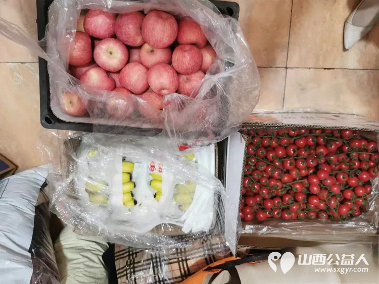 亲爱的妈妈节日快乐!长治市小雨点公益志愿者协会思源分会的志愿者来到隆福饭店免费素食餐厅分会看望整日辛苦劳作的义工阿姨叔叔们为他们送上节日的祝福 - 第12张 - 山西公益人 亲爱的妈妈节日快乐!长治市小雨点公益志愿者协会思源分会的志愿者来到隆福饭店免费素食餐厅分会看望整日辛苦劳作的义工阿姨叔叔们为他们送上节日的祝福 - 第12张