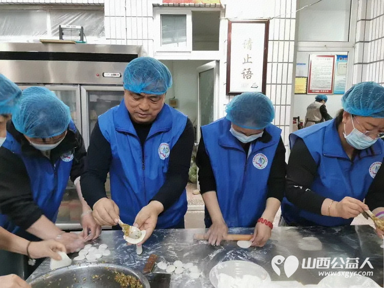 亲爱的妈妈节日快乐!长治市小雨点公益志愿者协会思源分会的志愿者来到隆福饭店免费素食餐厅分会看望整日辛苦劳作的义工阿姨叔叔们为他们送上节日的祝福 - 第28张 - 山西公益人 亲爱的妈妈节日快乐!长治市小雨点公益志愿者协会思源分会的志愿者来到隆福饭店免费素食餐厅分会看望整日辛苦劳作的义工阿姨叔叔们为他们送上节日的祝福 - 第28张