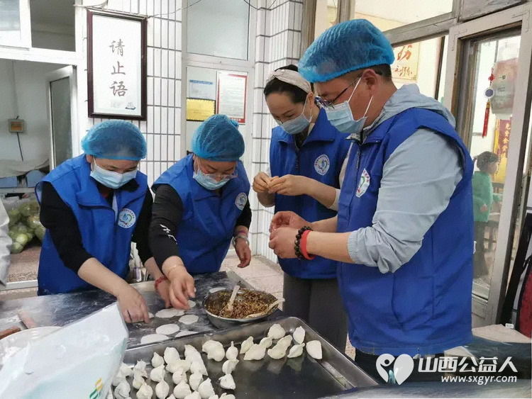 亲爱的妈妈节日快乐!长治市小雨点公益志愿者协会思源分会的志愿者来到隆福饭店免费素食餐厅分会看望整日辛苦劳作的义工阿姨叔叔们为他们送上节日的祝福 - 第29张 - 山西公益人 亲爱的妈妈节日快乐!长治市小雨点公益志愿者协会思源分会的志愿者来到隆福饭店免费素食餐厅分会看望整日辛苦劳作的义工阿姨叔叔们为他们送上节日的祝福 - 第29张