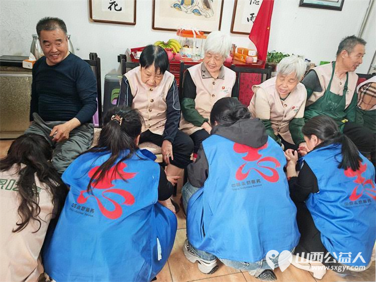 亲爱的妈妈节日快乐!长治市小雨点公益志愿者协会思源分会的志愿者来到隆福饭店免费素食餐厅分会看望整日辛苦劳作的义工阿姨叔叔们为他们送上节日的祝福 - 第22张 - 山西公益人 亲爱的妈妈节日快乐!长治市小雨点公益志愿者协会思源分会的志愿者来到隆福饭店免费素食餐厅分会看望整日辛苦劳作的义工阿姨叔叔们为他们送上节日的祝福 - 第22张