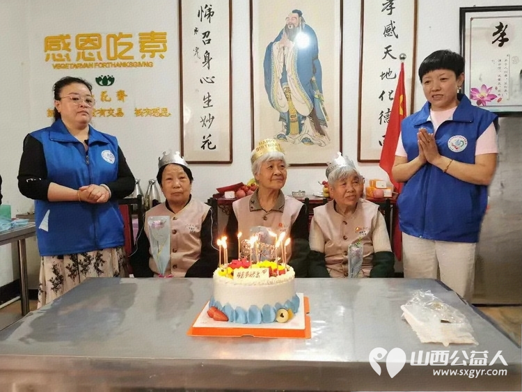 亲爱的妈妈节日快乐!长治市小雨点公益志愿者协会思源分会的志愿者来到隆福饭店免费素食餐厅分会看望整日辛苦劳作的义工阿姨叔叔们为他们送上节日的祝福 - 第34张 - 山西公益人 亲爱的妈妈节日快乐!长治市小雨点公益志愿者协会思源分会的志愿者来到隆福饭店免费素食餐厅分会看望整日辛苦劳作的义工阿姨叔叔们为他们送上节日的祝福 - 第34张