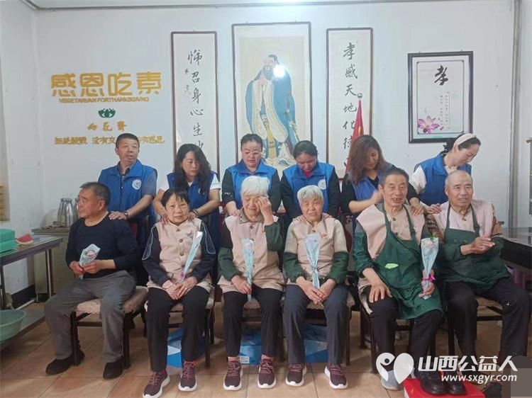 亲爱的妈妈节日快乐!长治市小雨点公益志愿者协会思源分会的志愿者来到隆福饭店免费素食餐厅分会看望整日辛苦劳作的义工阿姨叔叔们为他们送上节日的祝福 - 第4张 - 山西公益人 亲爱的妈妈节日快乐!长治市小雨点公益志愿者协会思源分会的志愿者来到隆福饭店免费素食餐厅分会看望整日辛苦劳作的义工阿姨叔叔们为他们送上节日的祝福 - 第4张