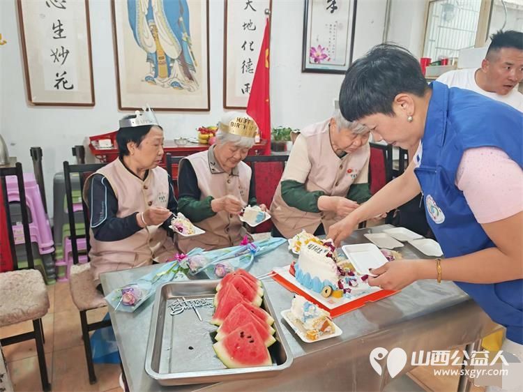 亲爱的妈妈节日快乐!长治市小雨点公益志愿者协会思源分会的志愿者来到隆福饭店免费素食餐厅分会看望整日辛苦劳作的义工阿姨叔叔们为他们送上节日的祝福 - 第55张 - 山西公益人 亲爱的妈妈节日快乐!长治市小雨点公益志愿者协会思源分会的志愿者来到隆福饭店免费素食餐厅分会看望整日辛苦劳作的义工阿姨叔叔们为他们送上节日的祝福 - 第55张