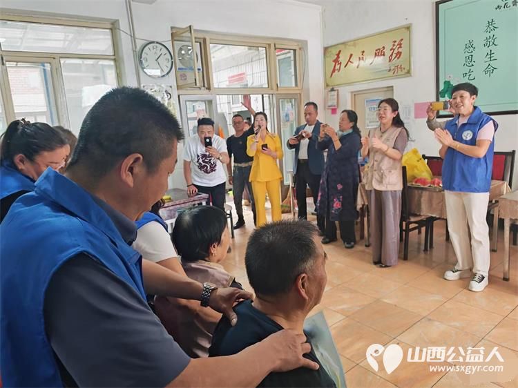 亲爱的妈妈节日快乐!长治市小雨点公益志愿者协会思源分会的志愿者来到隆福饭店免费素食餐厅分会看望整日辛苦劳作的义工阿姨叔叔们为他们送上节日的祝福 - 第5张 - 山西公益人 亲爱的妈妈节日快乐!长治市小雨点公益志愿者协会思源分会的志愿者来到隆福饭店免费素食餐厅分会看望整日辛苦劳作的义工阿姨叔叔们为他们送上节日的祝福 - 第5张