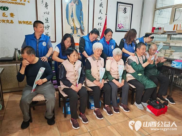 亲爱的妈妈节日快乐!长治市小雨点公益志愿者协会思源分会的志愿者来到隆福饭店免费素食餐厅分会看望整日辛苦劳作的义工阿姨叔叔们为他们送上节日的祝福 - 第3张 - 山西公益人 亲爱的妈妈节日快乐!长治市小雨点公益志愿者协会思源分会的志愿者来到隆福饭店免费素食餐厅分会看望整日辛苦劳作的义工阿姨叔叔们为他们送上节日的祝福 - 第3张