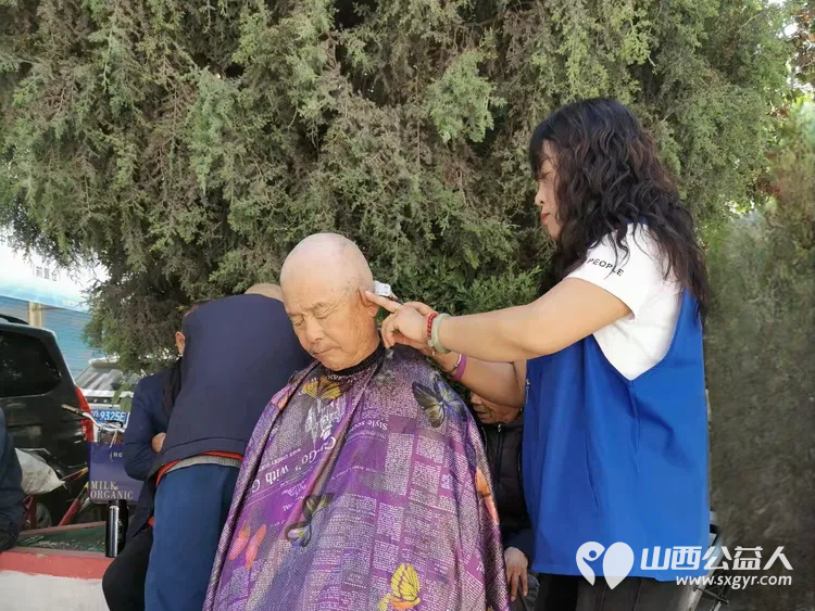 亲爱的妈妈节日快乐!长治市小雨点公益志愿者协会思源分会的志愿者来到隆福饭店免费素食餐厅分会看望整日辛苦劳作的义工阿姨叔叔们为他们送上节日的祝福 - 第18张 - 山西公益人 亲爱的妈妈节日快乐!长治市小雨点公益志愿者协会思源分会的志愿者来到隆福饭店免费素食餐厅分会看望整日辛苦劳作的义工阿姨叔叔们为他们送上节日的祝福 - 第18张