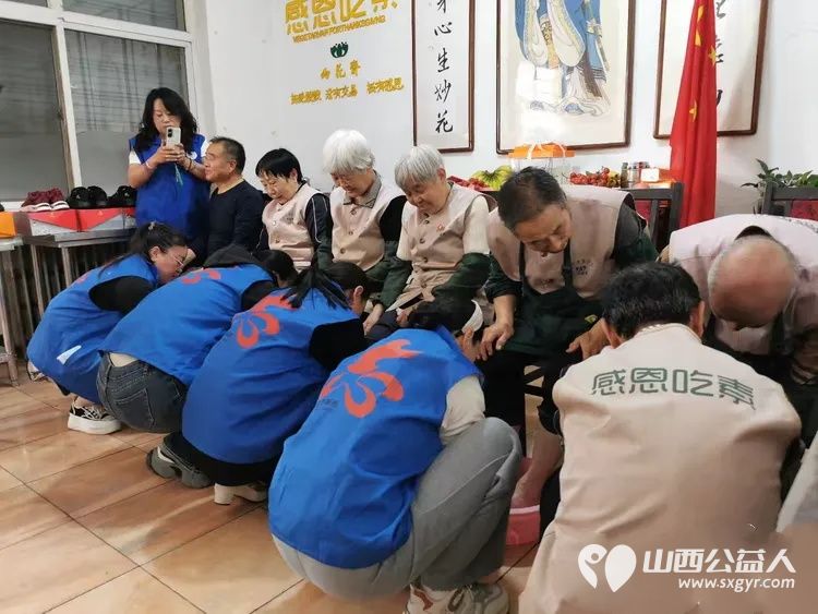 亲爱的妈妈节日快乐!长治市小雨点公益志愿者协会思源分会的志愿者来到隆福饭店免费素食餐厅分会看望整日辛苦劳作的义工阿姨叔叔们为他们送上节日的祝福 - 第25张 - 山西公益人 亲爱的妈妈节日快乐!长治市小雨点公益志愿者协会思源分会的志愿者来到隆福饭店免费素食餐厅分会看望整日辛苦劳作的义工阿姨叔叔们为他们送上节日的祝福 - 第25张