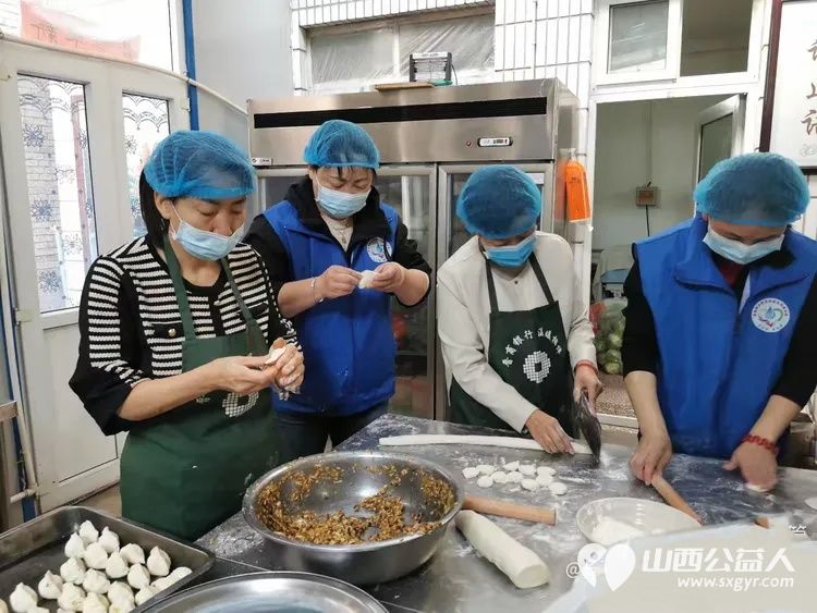 亲爱的妈妈节日快乐!长治市小雨点公益志愿者协会思源分会的志愿者来到隆福饭店免费素食餐厅分会看望整日辛苦劳作的义工阿姨叔叔们为他们送上节日的祝福 - 第26张 - 山西公益人 亲爱的妈妈节日快乐!长治市小雨点公益志愿者协会思源分会的志愿者来到隆福饭店免费素食餐厅分会看望整日辛苦劳作的义工阿姨叔叔们为他们送上节日的祝福 - 第26张