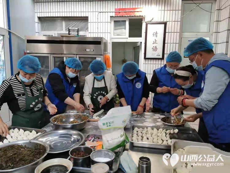 亲爱的妈妈节日快乐!长治市小雨点公益志愿者协会思源分会的志愿者来到隆福饭店免费素食餐厅分会看望整日辛苦劳作的义工阿姨叔叔们为他们送上节日的祝福 - 第27张 - 山西公益人 亲爱的妈妈节日快乐!长治市小雨点公益志愿者协会思源分会的志愿者来到隆福饭店免费素食餐厅分会看望整日辛苦劳作的义工阿姨叔叔们为他们送上节日的祝福 - 第27张