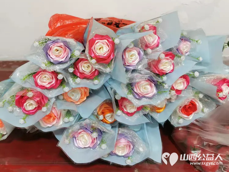 亲爱的妈妈节日快乐!长治市小雨点公益志愿者协会思源分会的志愿者来到隆福饭店免费素食餐厅分会看望整日辛苦劳作的义工阿姨叔叔们为他们送上节日的祝福 - 第8张 - 山西公益人 亲爱的妈妈节日快乐!长治市小雨点公益志愿者协会思源分会的志愿者来到隆福饭店免费素食餐厅分会看望整日辛苦劳作的义工阿姨叔叔们为他们送上节日的祝福 - 第8张