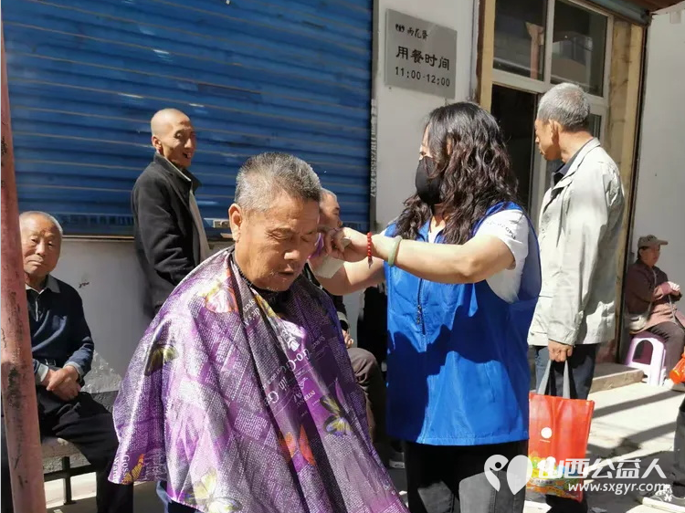 亲爱的妈妈节日快乐!长治市小雨点公益志愿者协会思源分会的志愿者来到隆福饭店免费素食餐厅分会看望整日辛苦劳作的义工阿姨叔叔们为他们送上节日的祝福 - 第20张 - 山西公益人 亲爱的妈妈节日快乐!长治市小雨点公益志愿者协会思源分会的志愿者来到隆福饭店免费素食餐厅分会看望整日辛苦劳作的义工阿姨叔叔们为他们送上节日的祝福 - 第20张