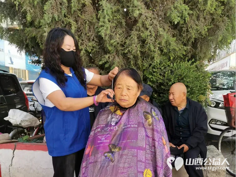 亲爱的妈妈节日快乐!长治市小雨点公益志愿者协会思源分会的志愿者来到隆福饭店免费素食餐厅分会看望整日辛苦劳作的义工阿姨叔叔们为他们送上节日的祝福 - 第17张 - 山西公益人 亲爱的妈妈节日快乐!长治市小雨点公益志愿者协会思源分会的志愿者来到隆福饭店免费素食餐厅分会看望整日辛苦劳作的义工阿姨叔叔们为他们送上节日的祝福 - 第17张