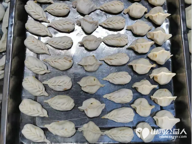 亲爱的妈妈节日快乐!长治市小雨点公益志愿者协会思源分会的志愿者来到隆福饭店免费素食餐厅分会看望整日辛苦劳作的义工阿姨叔叔们为他们送上节日的祝福 - 第33张 - 山西公益人 亲爱的妈妈节日快乐!长治市小雨点公益志愿者协会思源分会的志愿者来到隆福饭店免费素食餐厅分会看望整日辛苦劳作的义工阿姨叔叔们为他们送上节日的祝福 - 第33张