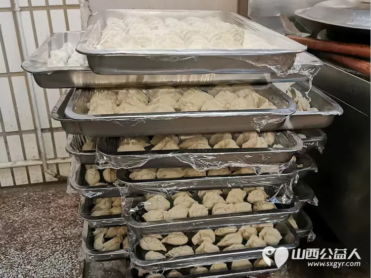 亲爱的妈妈节日快乐!长治市小雨点公益志愿者协会思源分会的志愿者来到隆福饭店免费素食餐厅分会看望整日辛苦劳作的义工阿姨叔叔们为他们送上节日的祝福 - 第32张 - 山西公益人 亲爱的妈妈节日快乐!长治市小雨点公益志愿者协会思源分会的志愿者来到隆福饭店免费素食餐厅分会看望整日辛苦劳作的义工阿姨叔叔们为他们送上节日的祝福 - 第32张