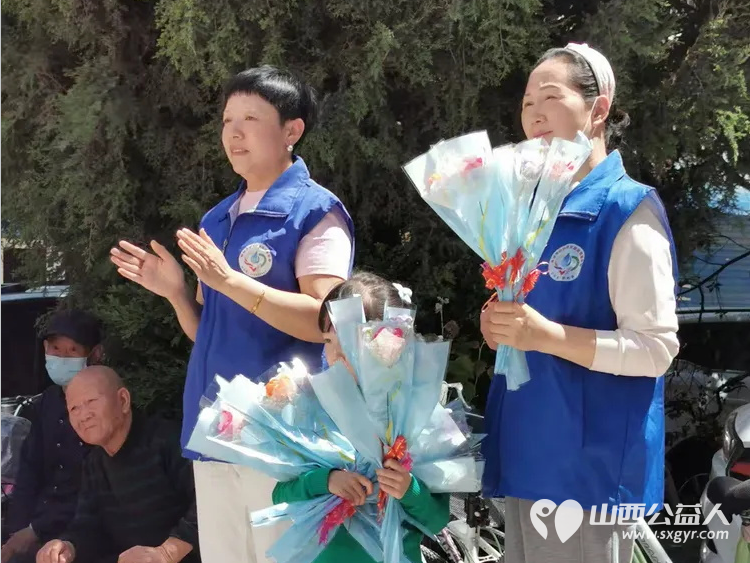 亲爱的妈妈节日快乐!长治市小雨点公益志愿者协会思源分会的志愿者来到隆福饭店免费素食餐厅分会看望整日辛苦劳作的义工阿姨叔叔们为他们送上节日的祝福 - 第49张 - 山西公益人 亲爱的妈妈节日快乐!长治市小雨点公益志愿者协会思源分会的志愿者来到隆福饭店免费素食餐厅分会看望整日辛苦劳作的义工阿姨叔叔们为他们送上节日的祝福 - 第49张