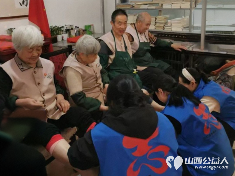 亲爱的妈妈节日快乐!长治市小雨点公益志愿者协会思源分会的志愿者来到隆福饭店免费素食餐厅分会看望整日辛苦劳作的义工阿姨叔叔们为他们送上节日的祝福 - 第24张 - 山西公益人 亲爱的妈妈节日快乐!长治市小雨点公益志愿者协会思源分会的志愿者来到隆福饭店免费素食餐厅分会看望整日辛苦劳作的义工阿姨叔叔们为他们送上节日的祝福 - 第24张