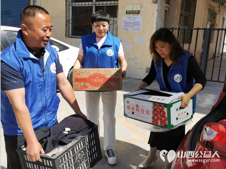 亲爱的妈妈节日快乐!长治市小雨点公益志愿者协会思源分会的志愿者来到隆福饭店免费素食餐厅分会看望整日辛苦劳作的义工阿姨叔叔们为他们送上节日的祝福 - 第6张 - 山西公益人 亲爱的妈妈节日快乐!长治市小雨点公益志愿者协会思源分会的志愿者来到隆福饭店免费素食餐厅分会看望整日辛苦劳作的义工阿姨叔叔们为他们送上节日的祝福 - 第6张