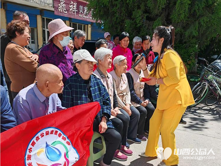 亲爱的妈妈节日快乐!长治市小雨点公益志愿者协会思源分会的志愿者来到隆福饭店免费素食餐厅分会看望整日辛苦劳作的义工阿姨叔叔们为他们送上节日的祝福 - 第15张 - 山西公益人 亲爱的妈妈节日快乐!长治市小雨点公益志愿者协会思源分会的志愿者来到隆福饭店免费素食餐厅分会看望整日辛苦劳作的义工阿姨叔叔们为他们送上节日的祝福 - 第15张