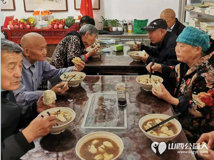 亲爱的妈妈节日快乐!长治市小雨点公益志愿者协会思源分会的志愿者来到隆福饭店免费素食餐厅分会看望整日辛苦劳作的义工阿姨叔叔们为他们送上节日的祝福 - 第53张 - 山西公益人 亲爱的妈妈节日快乐!长治市小雨点公益志愿者协会思源分会的志愿者来到隆福饭店免费素食餐厅分会看望整日辛苦劳作的义工阿姨叔叔们为他们送上节日的祝福 - 第53张