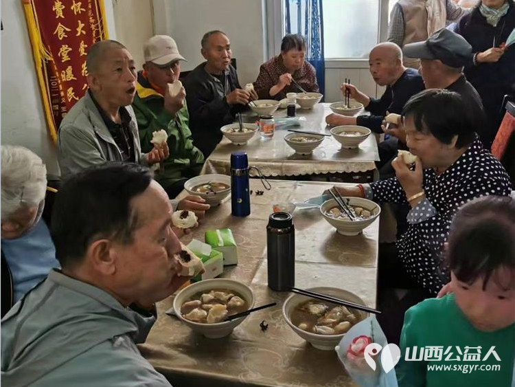 亲爱的妈妈节日快乐!长治市小雨点公益志愿者协会思源分会的志愿者来到隆福饭店免费素食餐厅分会看望整日辛苦劳作的义工阿姨叔叔们为他们送上节日的祝福 - 第52张 - 山西公益人 亲爱的妈妈节日快乐!长治市小雨点公益志愿者协会思源分会的志愿者来到隆福饭店免费素食餐厅分会看望整日辛苦劳作的义工阿姨叔叔们为他们送上节日的祝福 - 第52张