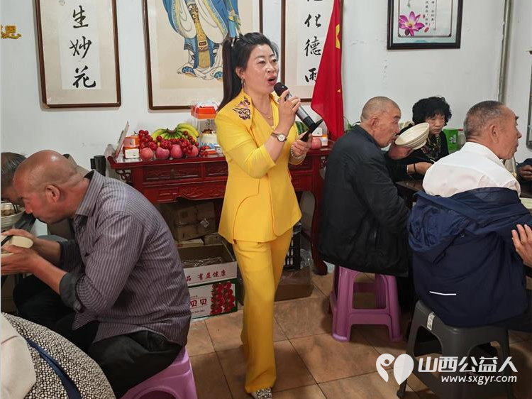 亲爱的妈妈节日快乐!长治市小雨点公益志愿者协会思源分会的志愿者来到隆福饭店免费素食餐厅分会看望整日辛苦劳作的义工阿姨叔叔们为他们送上节日的祝福 - 第40张 - 山西公益人 亲爱的妈妈节日快乐!长治市小雨点公益志愿者协会思源分会的志愿者来到隆福饭店免费素食餐厅分会看望整日辛苦劳作的义工阿姨叔叔们为他们送上节日的祝福 - 第40张