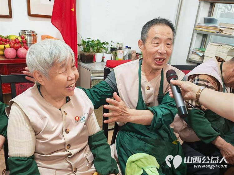 亲爱的妈妈节日快乐!长治市小雨点公益志愿者协会思源分会的志愿者来到隆福饭店免费素食餐厅分会看望整日辛苦劳作的义工阿姨叔叔们为他们送上节日的祝福 - 第21张 - 山西公益人 亲爱的妈妈节日快乐!长治市小雨点公益志愿者协会思源分会的志愿者来到隆福饭店免费素食餐厅分会看望整日辛苦劳作的义工阿姨叔叔们为他们送上节日的祝福 - 第21张