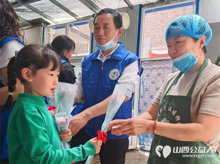 亲爱的妈妈节日快乐!长治市小雨点公益志愿者协会思源分会的志愿者来到隆福饭店免费素食餐厅分会看望整日辛苦劳作的义工阿姨叔叔们为他们送上节日的祝福 - 第48张 - 山西公益人 亲爱的妈妈节日快乐!长治市小雨点公益志愿者协会思源分会的志愿者来到隆福饭店免费素食餐厅分会看望整日辛苦劳作的义工阿姨叔叔们为他们送上节日的祝福 - 第48张
