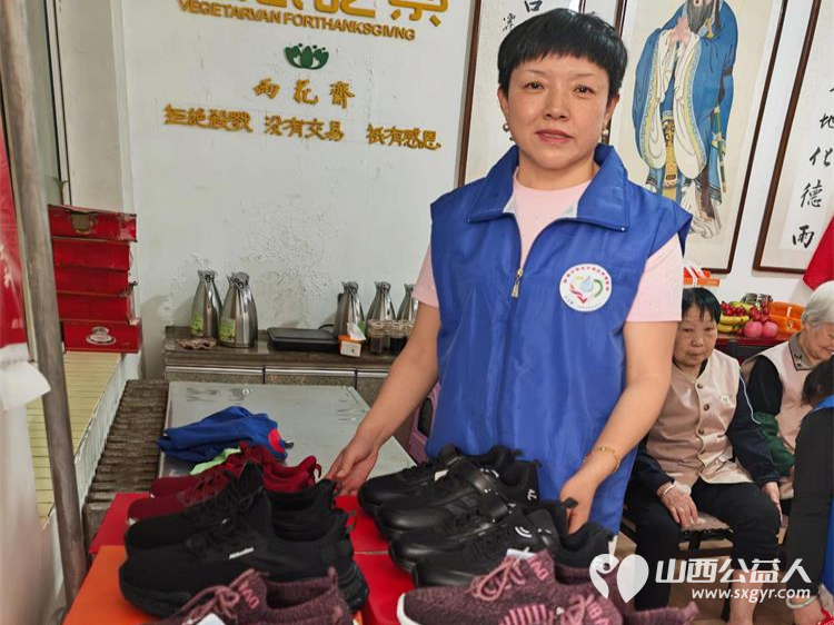 亲爱的妈妈节日快乐!长治市小雨点公益志愿者协会思源分会的志愿者来到隆福饭店免费素食餐厅分会看望整日辛苦劳作的义工阿姨叔叔们为他们送上节日的祝福 - 第14张 - 山西公益人 亲爱的妈妈节日快乐!长治市小雨点公益志愿者协会思源分会的志愿者来到隆福饭店免费素食餐厅分会看望整日辛苦劳作的义工阿姨叔叔们为他们送上节日的祝福 - 第14张