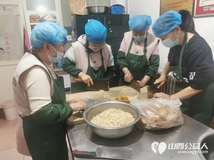 长治市小雨点公益志愿者协会雨花斋分会为母亲节备餐常来用餐的家人们也主动加入到义工队伍与大家一同动手备餐 - 第2张 - 山西公益人 长治市小雨点公益志愿者协会雨花斋分会为母亲节备餐常来用餐的家人们也主动加入到义工队伍与大家一同动手备餐 - 第2张