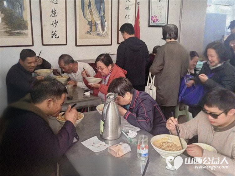 长治市小雨点公益志愿者协会雨花斋分会为母亲节备餐常来用餐的家人们也主动加入到义工队伍与大家一同动手备餐 - 第6张 - 山西公益人 长治市小雨点公益志愿者协会雨花斋分会为母亲节备餐常来用餐的家人们也主动加入到义工队伍与大家一同动手备餐 - 第6张