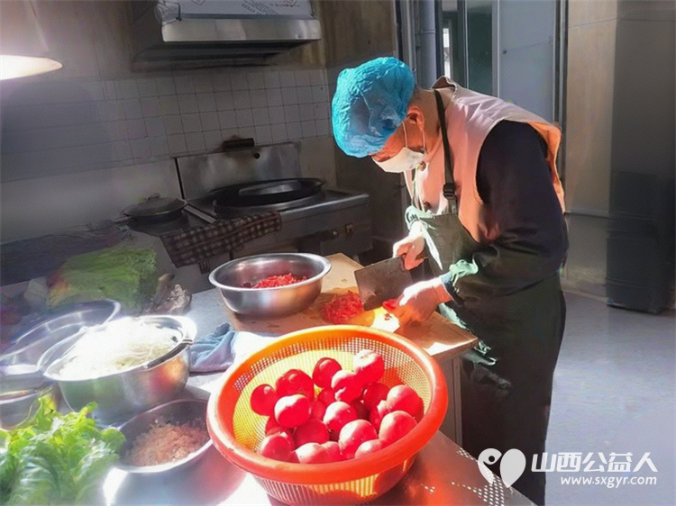 长治市小雨点公益志愿者协会雨花斋分会为母亲节备餐常来用餐的家人们也主动加入到义工队伍与大家一同动手备餐 - 第4张 - 山西公益人 长治市小雨点公益志愿者协会雨花斋分会为母亲节备餐常来用餐的家人们也主动加入到义工队伍与大家一同动手备餐 - 第4张