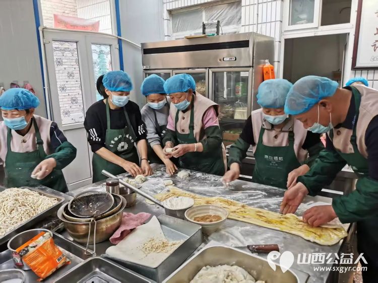 长治市小雨点公益志愿者协会雨花斋分会为母亲节备餐常来用餐的家人们也主动加入到义工队伍与大家一同动手备餐 - 第1张 - 山西公益人 长治市小雨点公益志愿者协会雨花斋分会为母亲节备餐常来用餐的家人们也主动加入到义工队伍与大家一同动手备餐 - 第1张